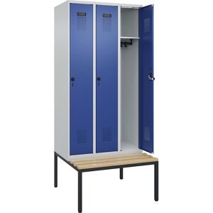 Spind Evolo PLUS Sitzbank, 3 Abteile, lichtgrau / enzianblau, B 900 mm, Sicherheits-Drehriegel, mit untergebauter Sitzbank, Buche