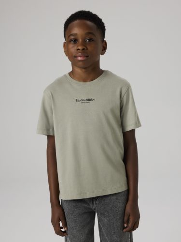 Name It, Name It T-Shirt "NKMBRODY SS NREG TOP NOOS" mit dezentem 3D-Frontmotiv