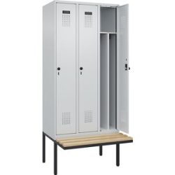Spind Evolo PLUS mit Trennwand mittig und Sitzbank, 3 Abteile, Trennwand mittig, lichtgrau / lichtgrau, B 900 mm, Sicherheits-Drehriegel, mit auskragender Sitzbank, Buche