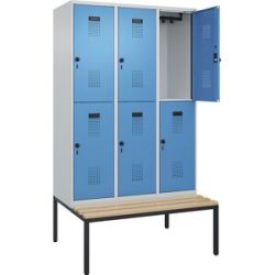 Doppelstock-Spind Evolo PLUS Sitzbank, 3 Abteile, lichtgrau / lichtblau, B 1200 mm, Sicherheits-Drehriegel, mit untergebauter Sitzbank, Buche