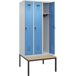 Spind Evolo PLUS Sitzbank, 3 Abteile, lichtgrau / lichtblau, B 900 mm, Sicherheits-Drehriegel, mit untergebauter Sitzbank, Buche