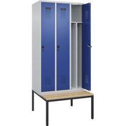 Spind Evolo PLUS mit Trennwand mittig und Sitzbank, 3 Abteile, Trennwand mittig, lichtgrau / enzianblau, B 900 mm, Sicherheits-Drehriegel, mit untergebauter Sitzbank, Buche