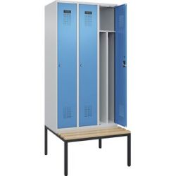 Spind Evolo PLUS mit Trennwand mittig und Sitzbank, 3 Abteile, Trennwand mittig, lichtgrau / lichtblau, B 900 mm, Zylinderschloss, mit untergebauter Sitzbank, Buche